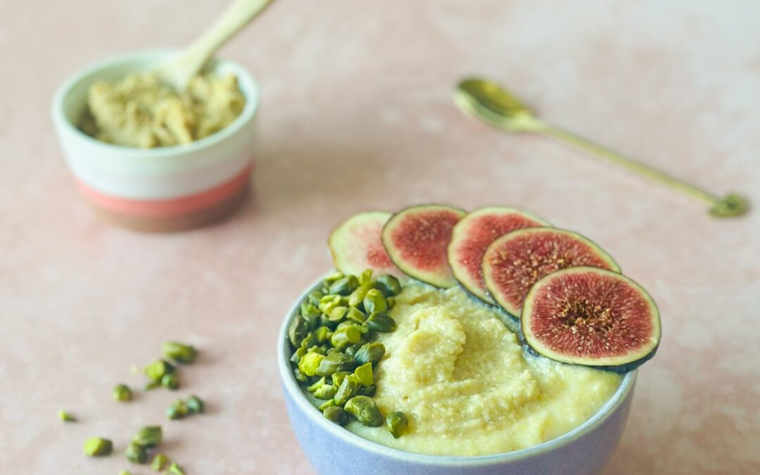 Feigen Hummus Porridge mit Pistazien