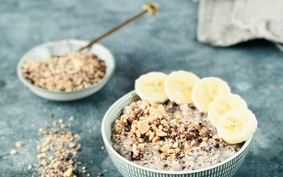 Bananen Mohn Porridge mit Kakao Erdnuss Crunch