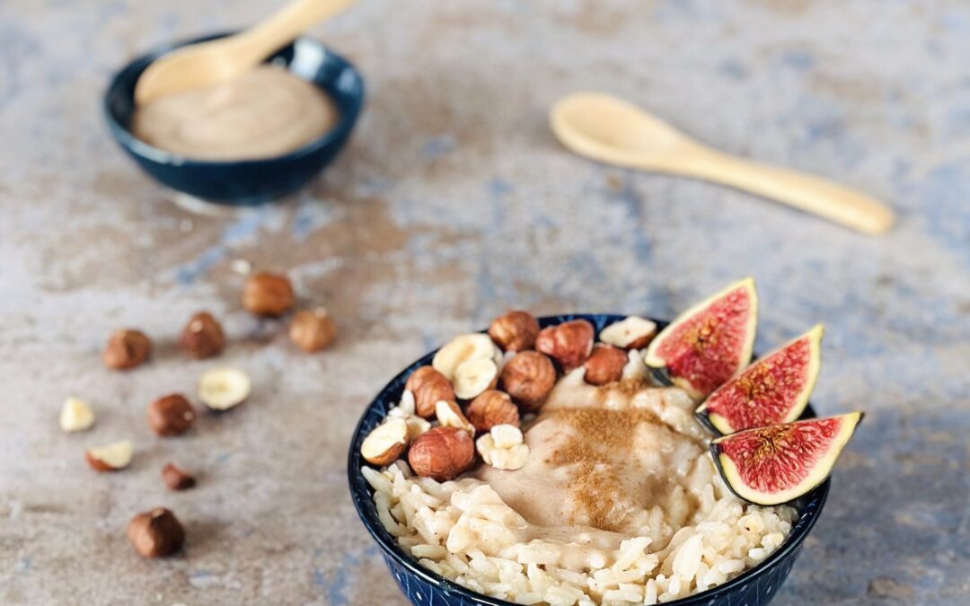 Haselnuss Reis Porridge mit Zimtjoghurt