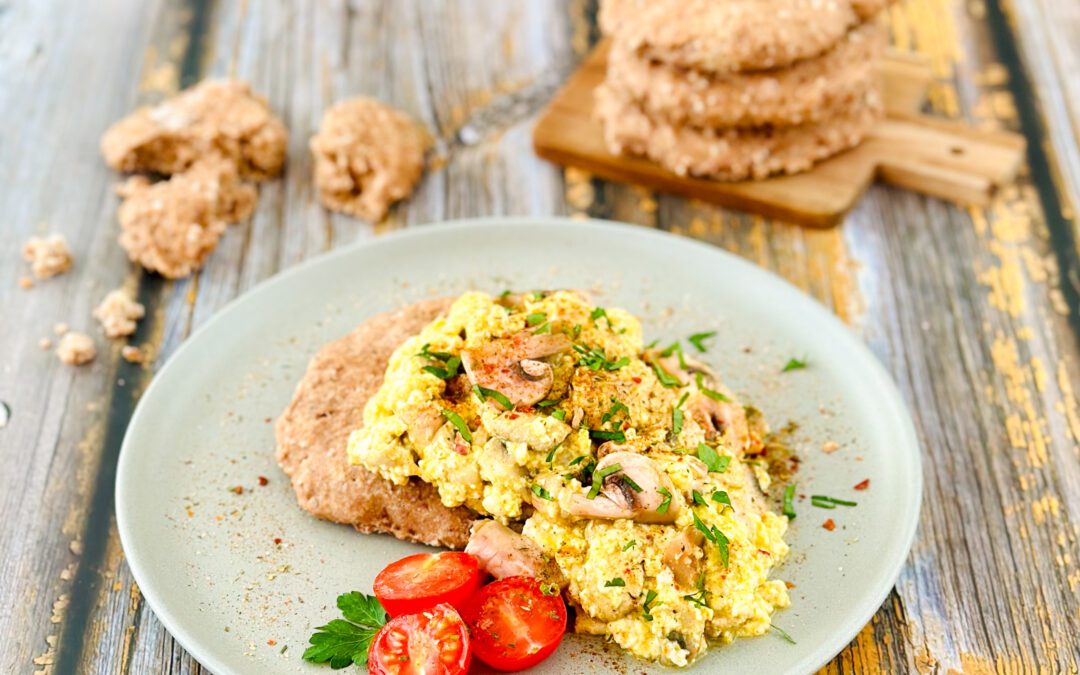 Scrambled Tofu mit Champignons auf Walnuss Naan