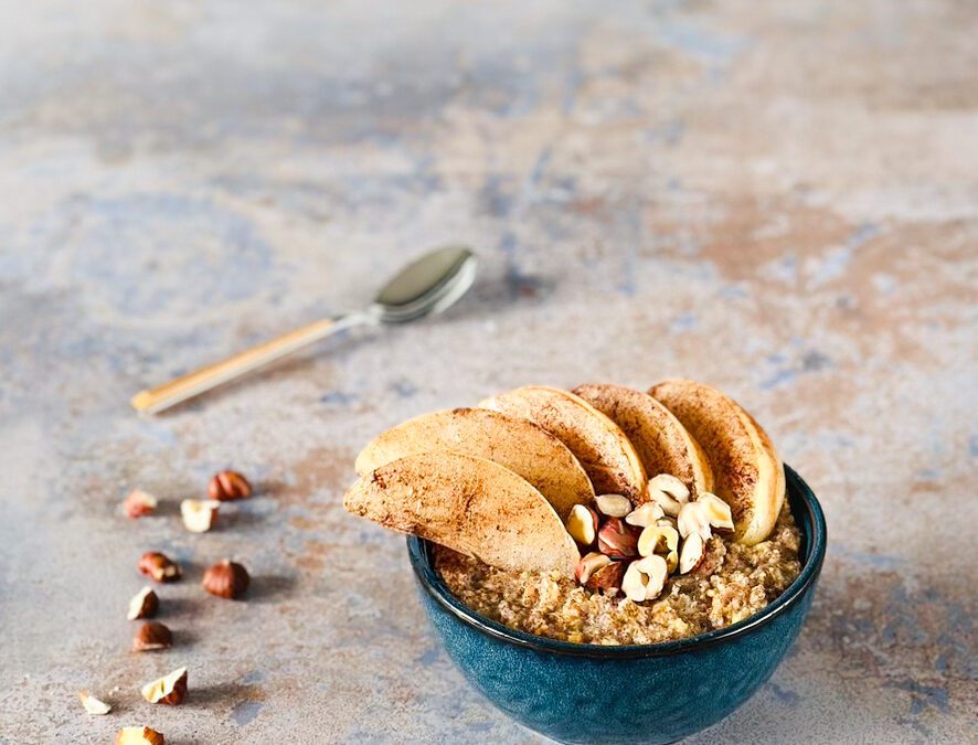 Teff Haselnuss Protein Porridge mit gebratener Zimt Nashi Birne