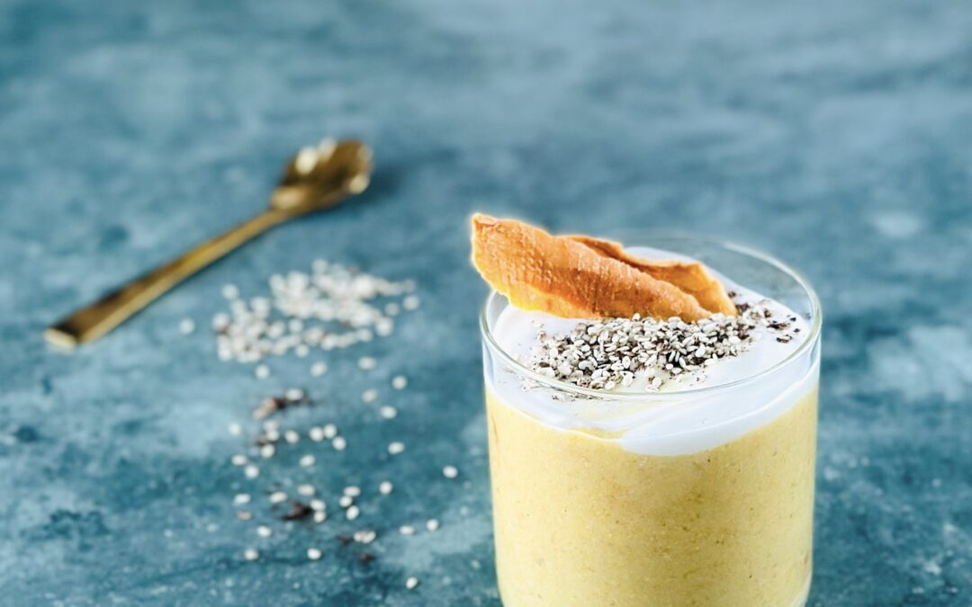Mango Dinkelgriess mit Kokos Sesam Vanille Topping