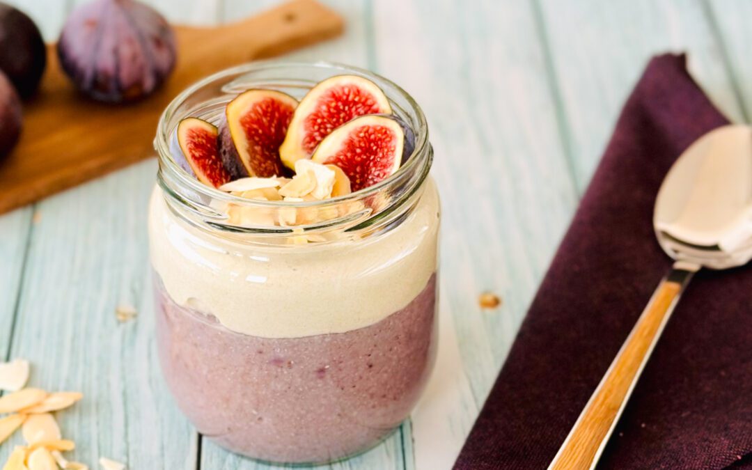 Feigen Haferkleie Porridge mit Mandel Hanf Topping