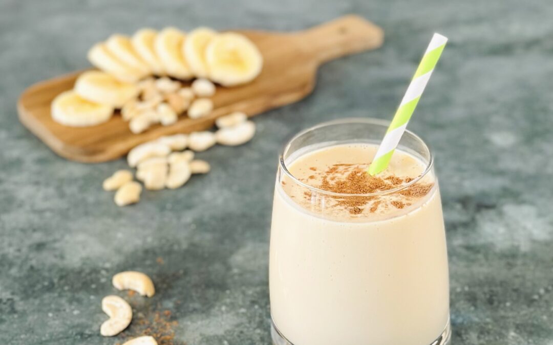 Bananen Drink mit Cashewmus und Zimt