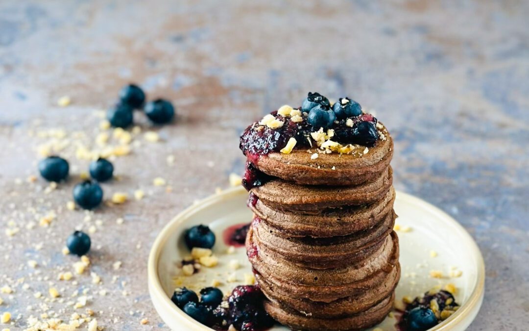 Schoko Pancakes mit Vanille Heidelbeeren Kompott und Bananencrunch