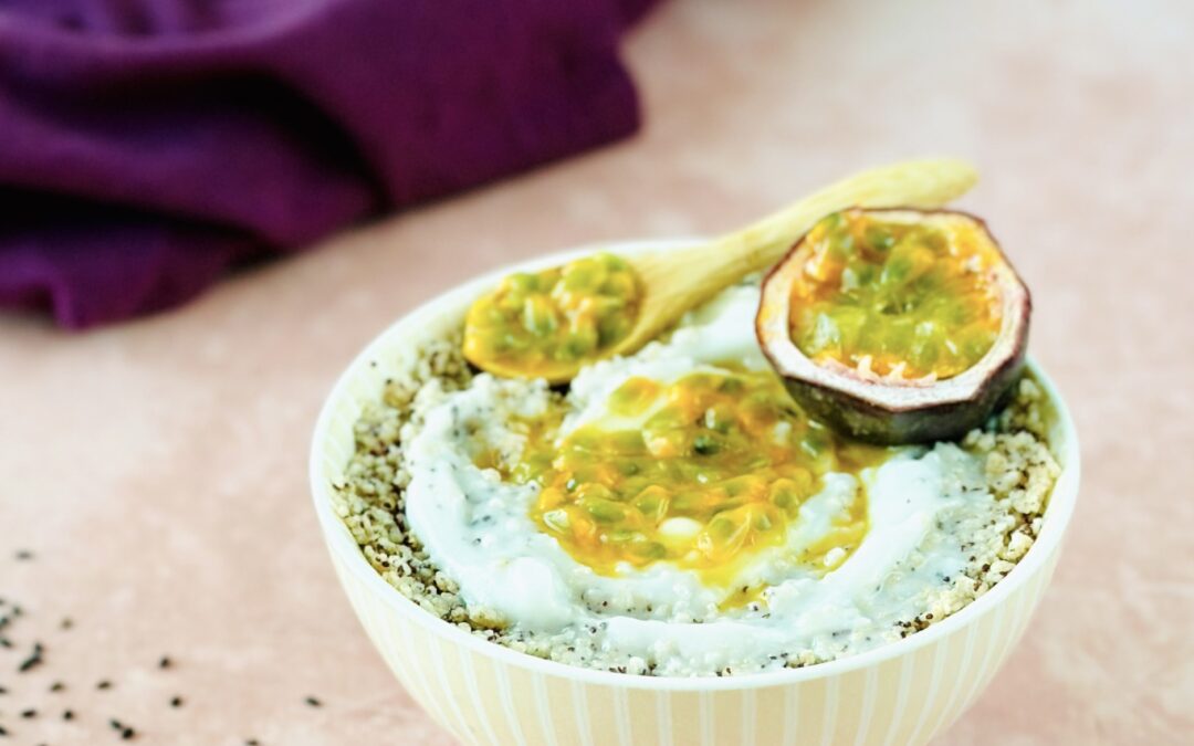Kokos Sesam Couscous Porridge mit Passionsfrucht