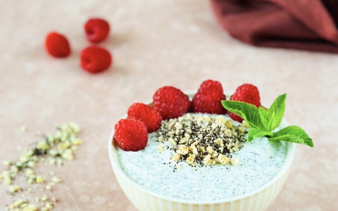 Mohnquark mit Himbeeren und Crunchy Bananen Mohn Topping