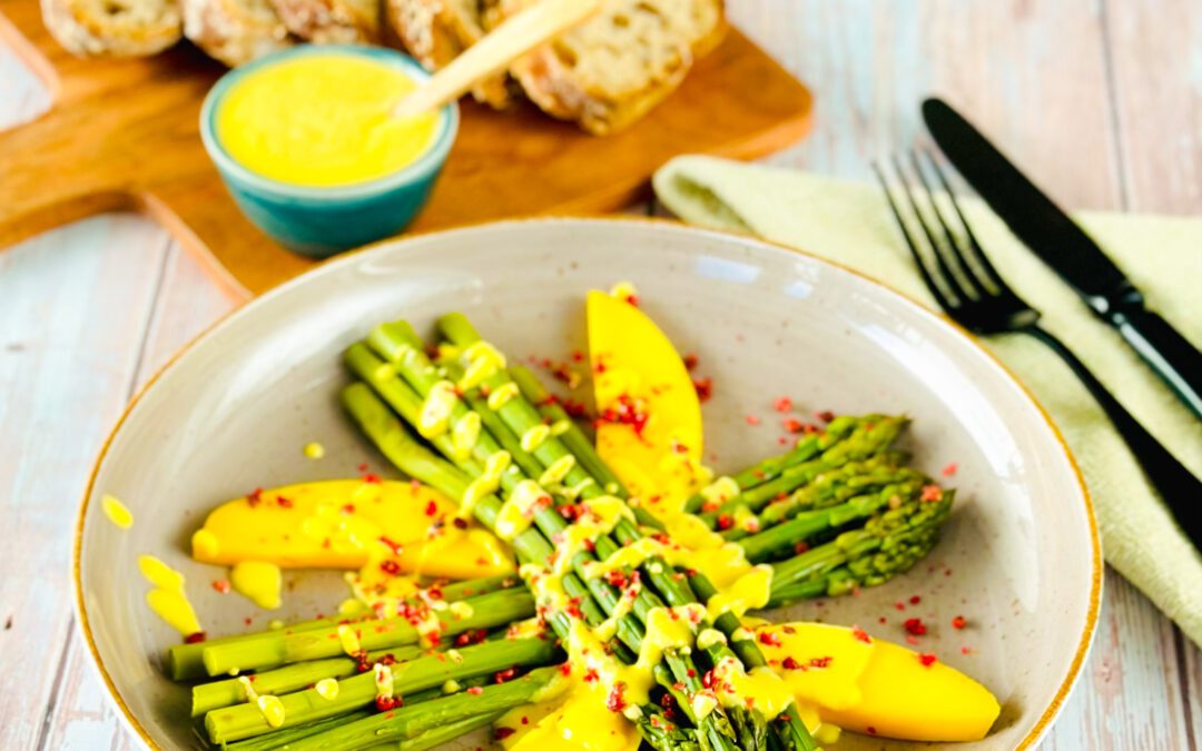 Wilder Spargel mit Mango Sauce und rosa Pfeffer