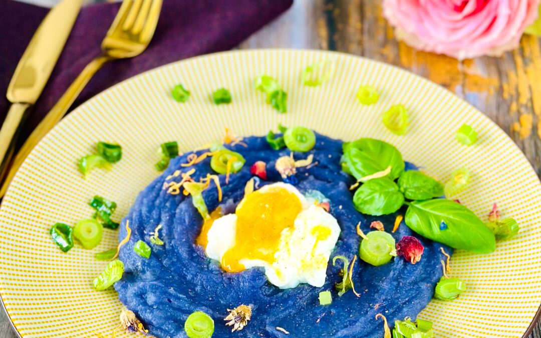 Blauer Kartoffelstampf mit Pochiertem Ei