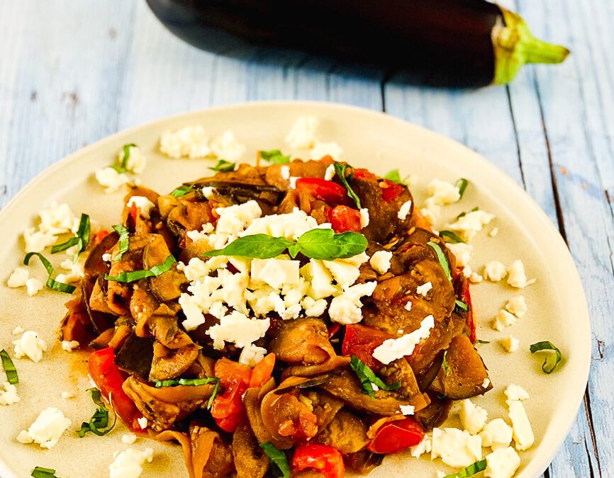 Gebratene Auberginen mit Tomaten und Feta