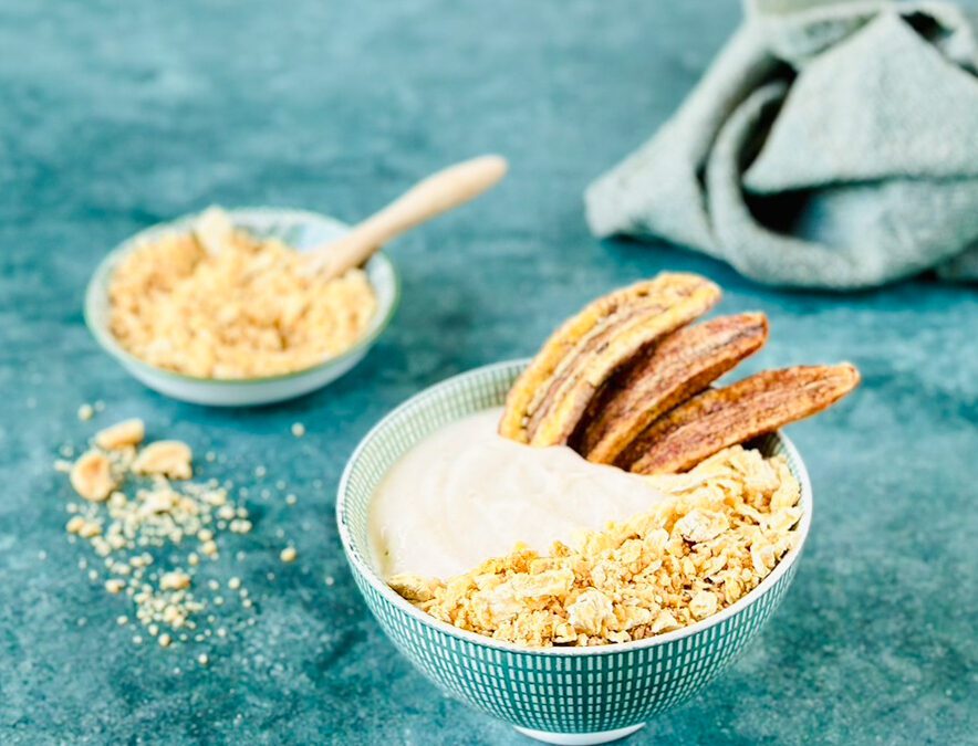 Bananen Kaltschale mit Ananas Erdnuss Crunch