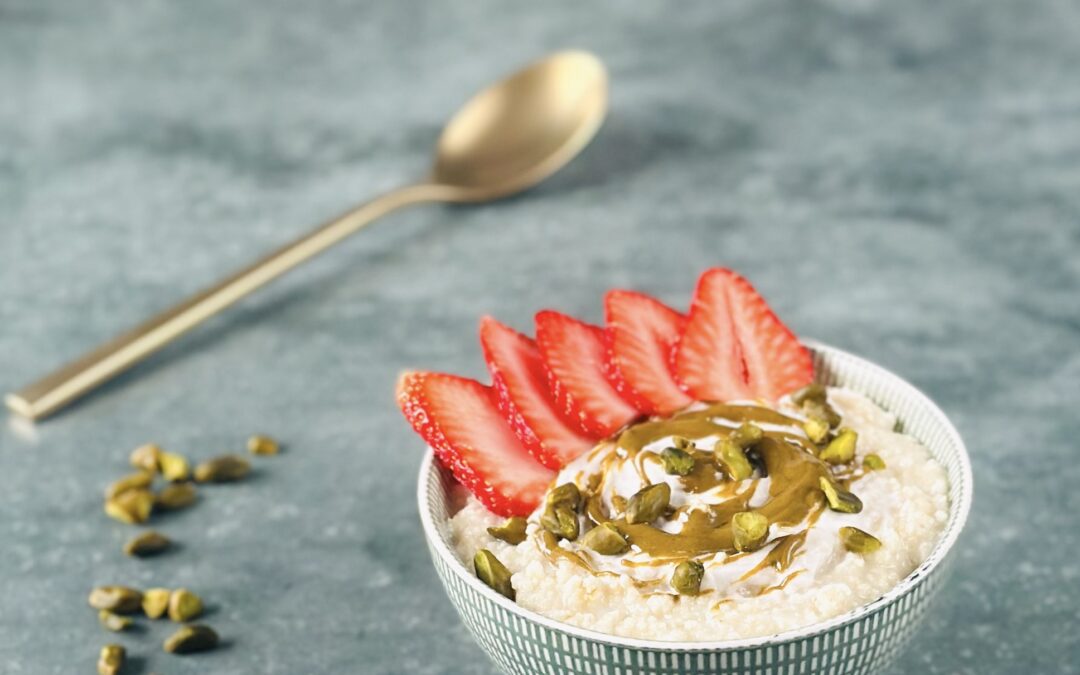 Pistazien Tofu Porridge mit Erdbeeren