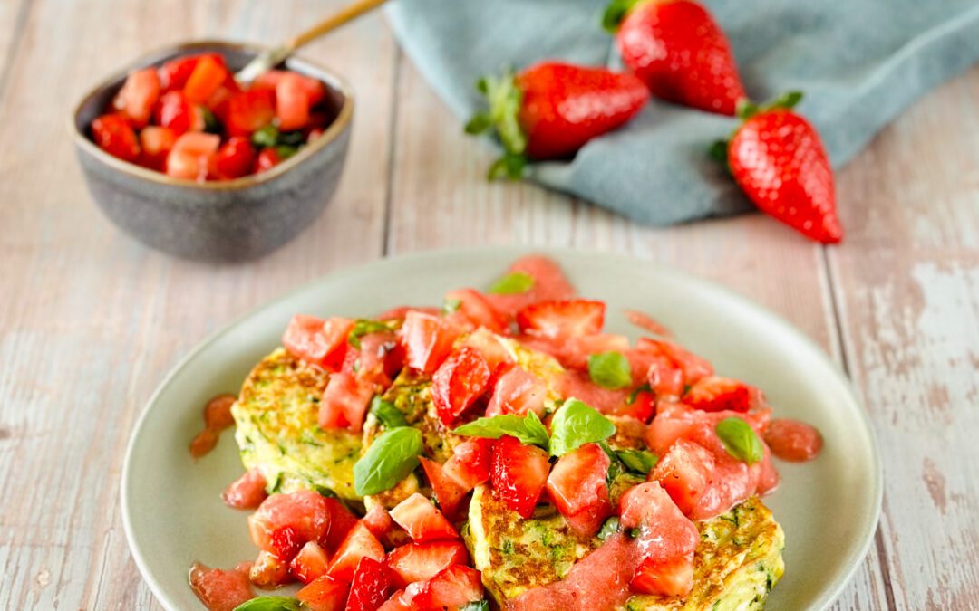 Zucchini Feta Puffer mit Tomaten Erdbeeren Salsa