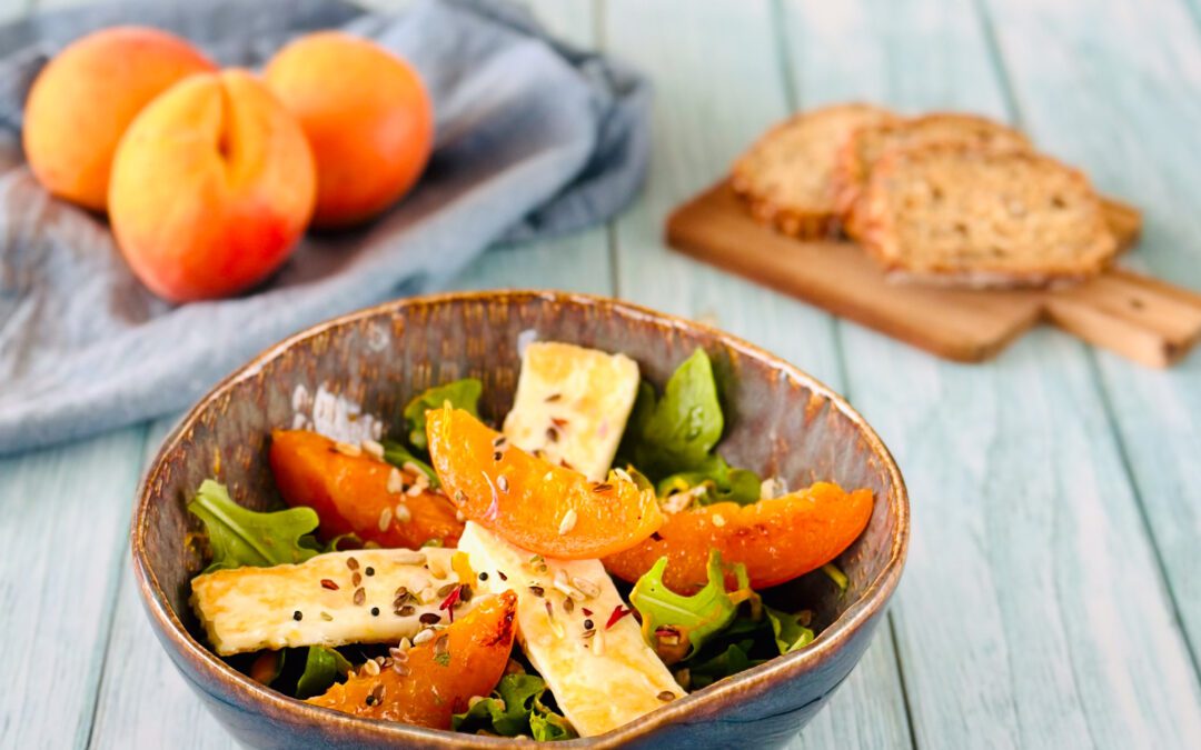 Fruchtiger Rucola Salat gebratenen Aprikosen und Halloumi