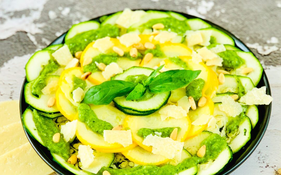 Zucchini Carpaccio mit Basilikumsauce