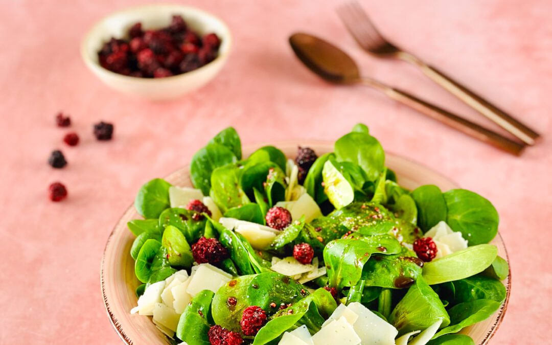 Fruchtiger Feldsalat mit Brombeeren und Parmesan
