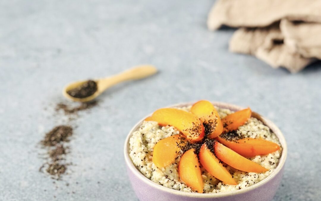 Mandel Mohn Porridge mit Aprikosen