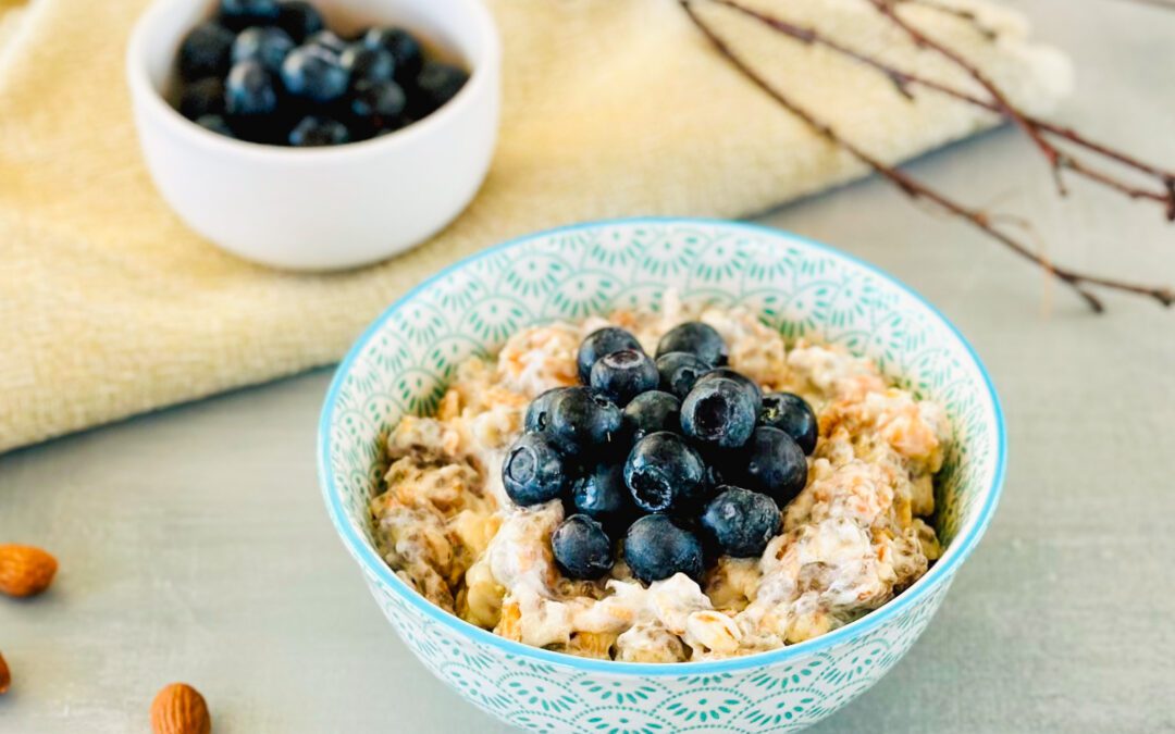 Fünf-Flocken Chia Porridge mit Mandelmus und Blaubeeren