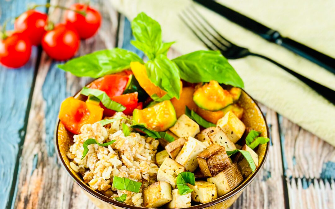Dinkel Tofu Bowl mit Zimt Kardamom Ratatouille