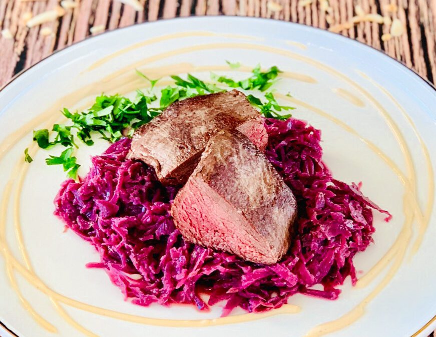 Hirschrücken mit Mandel Rotkohl