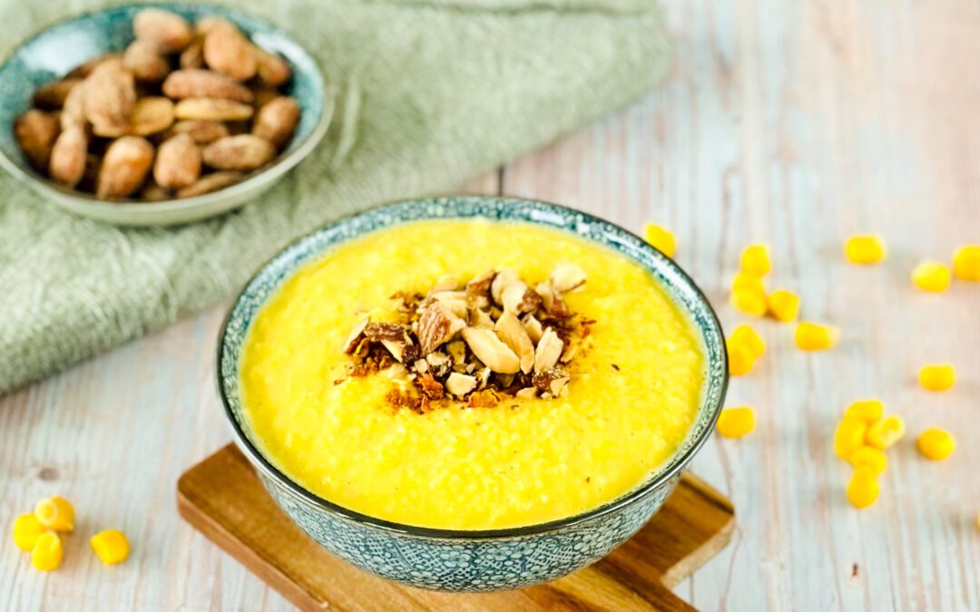 Scharfe Maissuppe mit Rauchmandeln