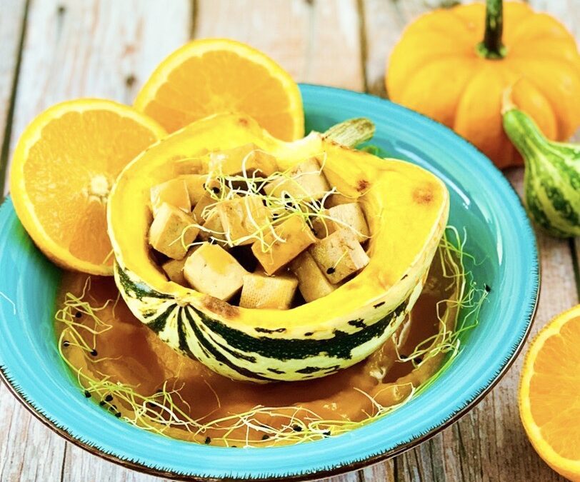 Gefüllter Kürbis mit Orangen Tofu auf Cashew Kürbispüree