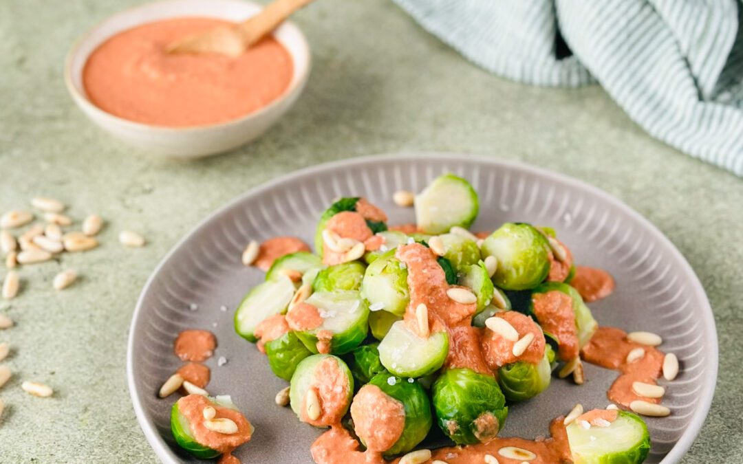 Rosenkohl mit Tomaten-Tahini-Dressing