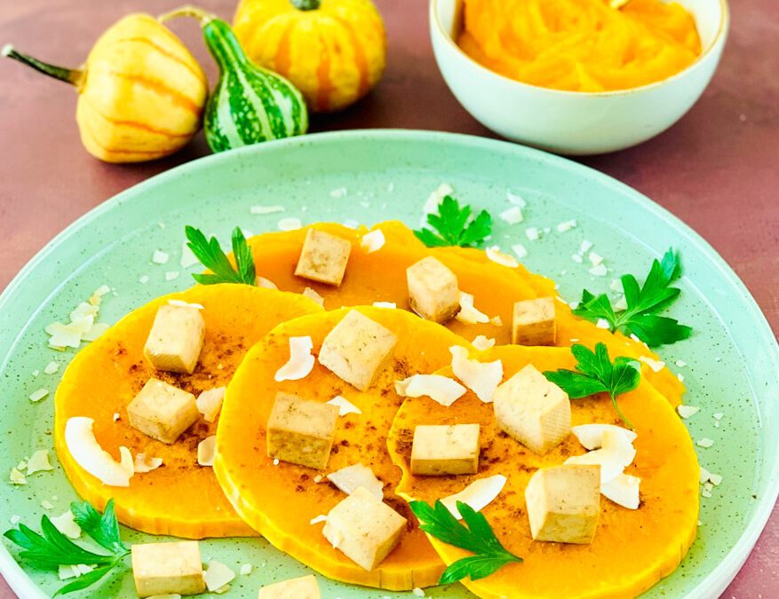 Ofenkürbis auf Mandelkürbis Püree mit Curry Tofu und Kokos