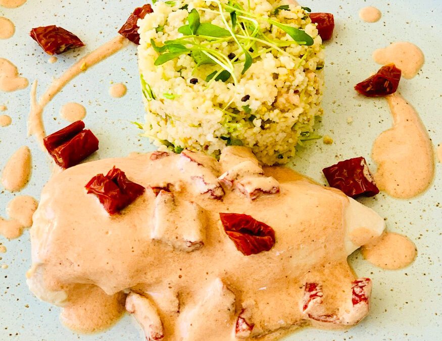 Hähnchen mit Dörrtomatensauce und Kresse Pistazien Couscous