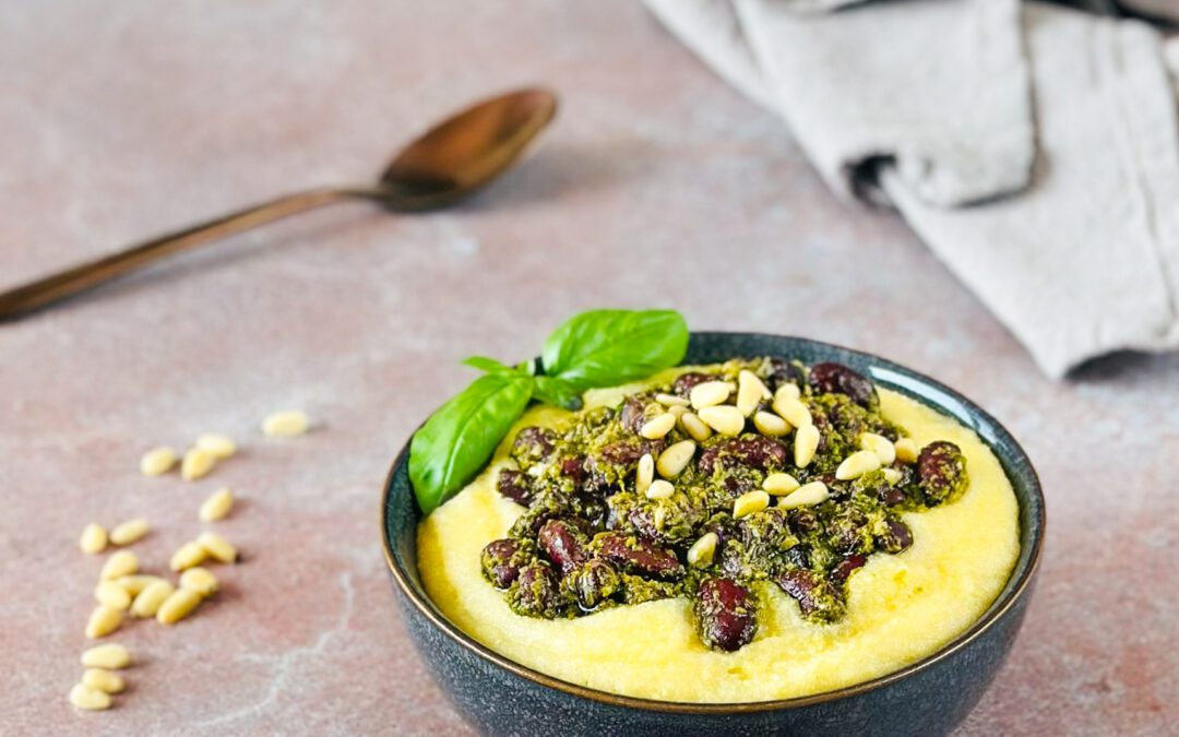 Maisporridge mit gebratenen Pesto Bohnen