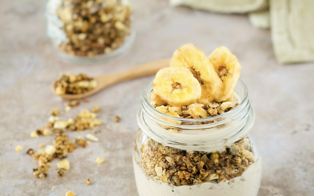 Knusperglas mit Banane und Haselnuss Quark