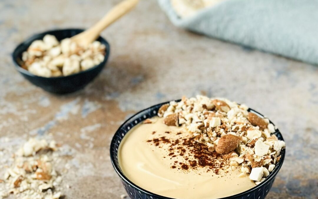 Mokka Kaltschale mit Buchweizen Mandel Topping