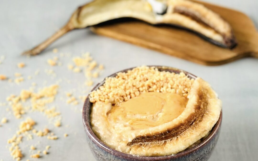 Erdnuss Kardamom Porridge mit Ofen Banane
