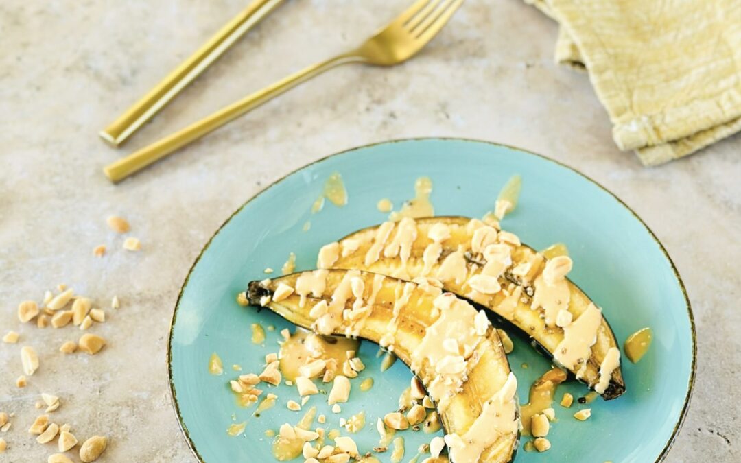 Ofen Banane mit Erdnussbutter und Kardamom