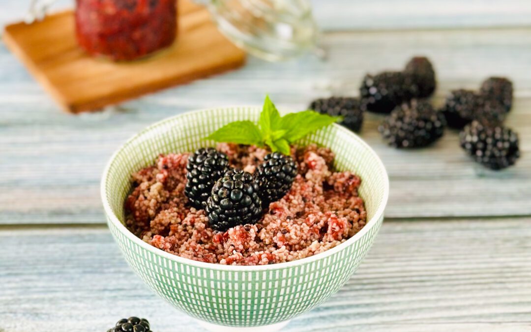 Buchweizen Couscous Porridge mit Brombeeren Chia Raps Pudding