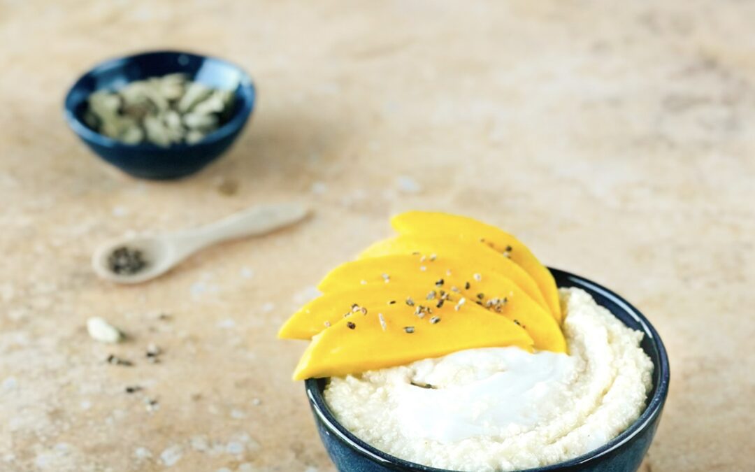 Kokos Vanille Hirse Porridge mit Kardamom Mango