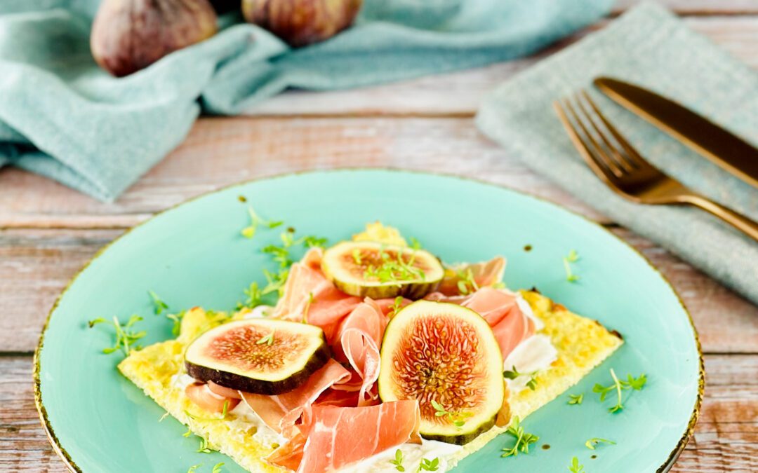 Blumenkohlpizza mit Rohschinken und Feigen