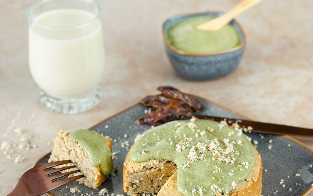 Buchweizen Erdmandel Protein Kuchen mit Pistazien Dattel Topping