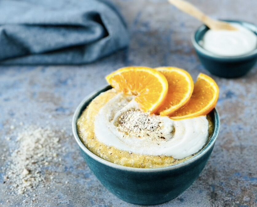 Orangen Mandel Mais Porridge mit Soja Labneh