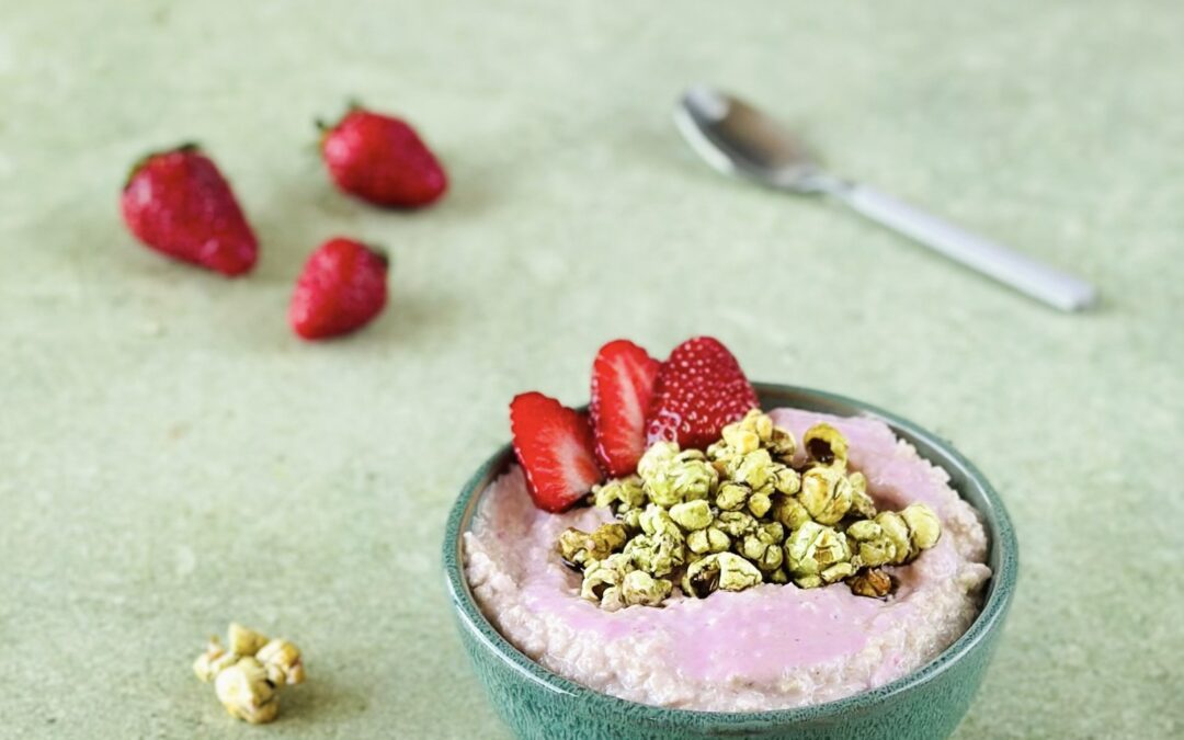 Erdbeer Quinoa Porridge mit Kürbiskern Popcorn