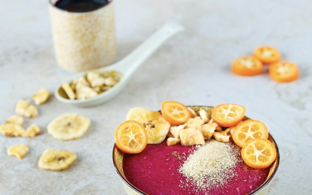 Rote Beete Kokos Haferkleie mit Bananen Zimt Topping