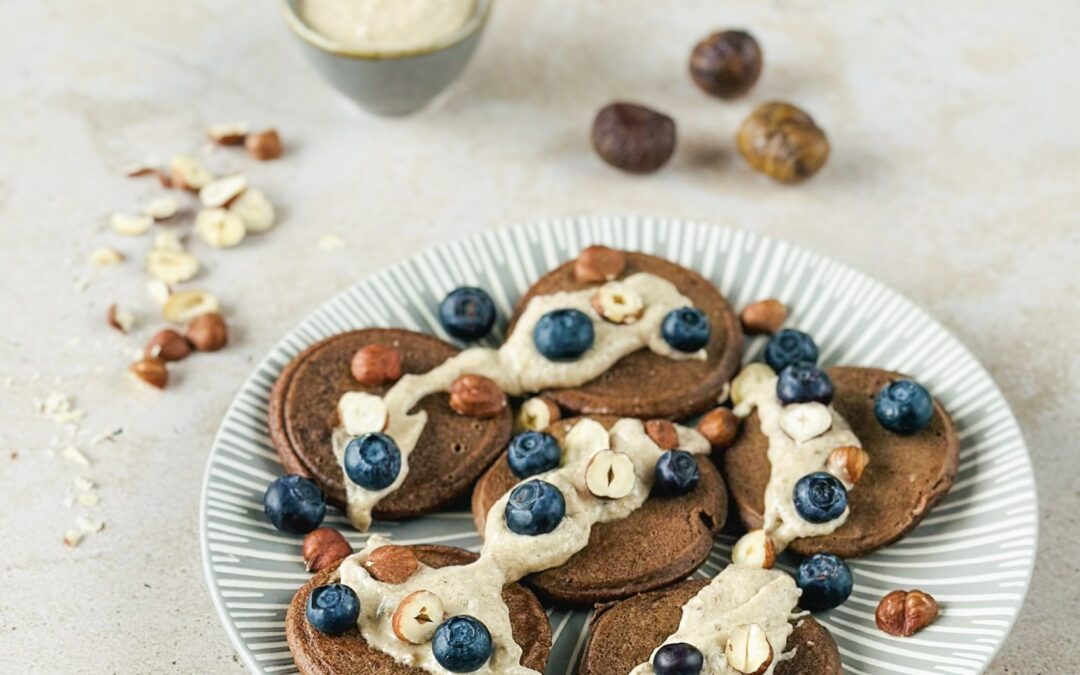 Maronen Pancakes mit Haselnuss Dattel Joghurt