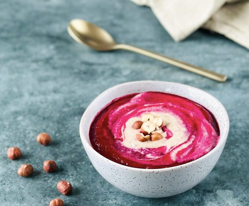 Rote Beete Suppe mit Haselnussrahm
