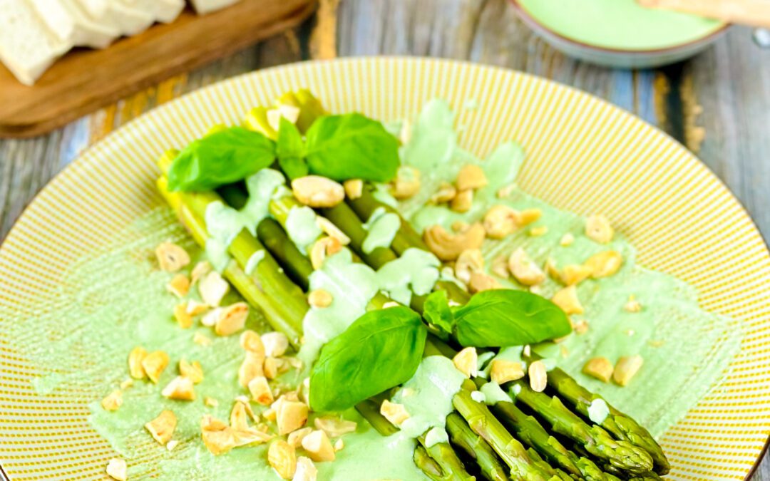 Grüne Spargeln mit Basilikum Cashew Sauce