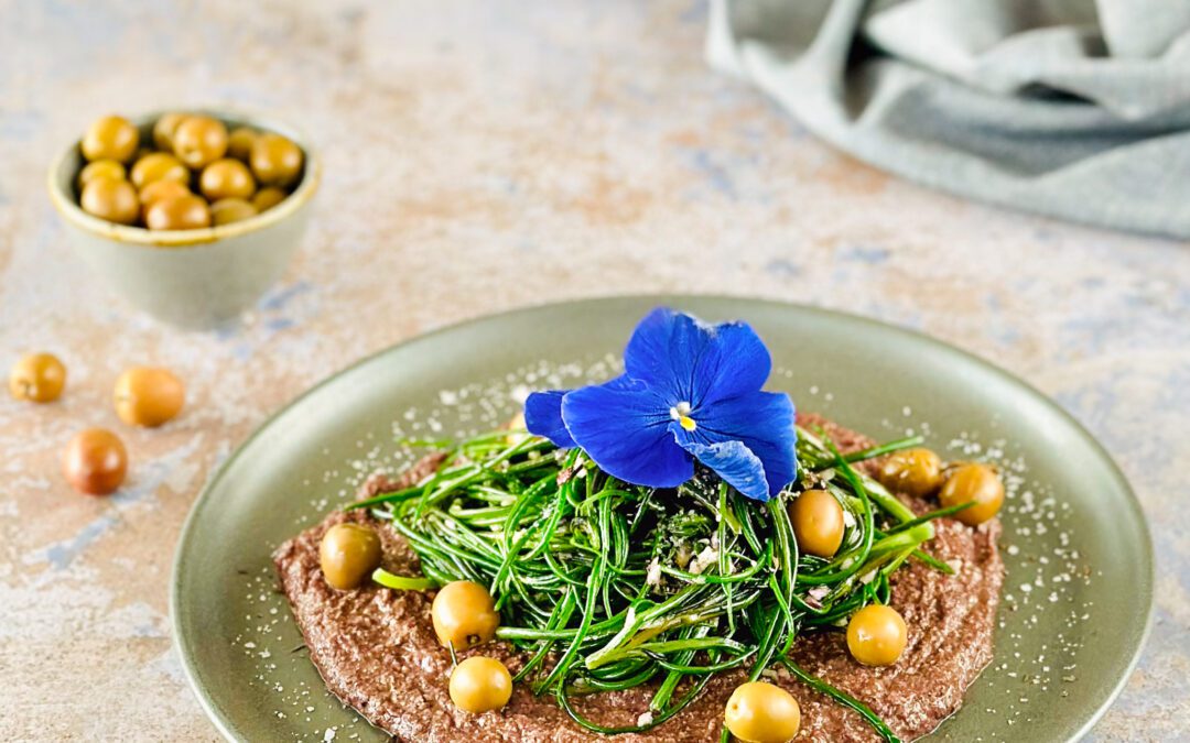 Mönchsbart auf Oliven Hummus