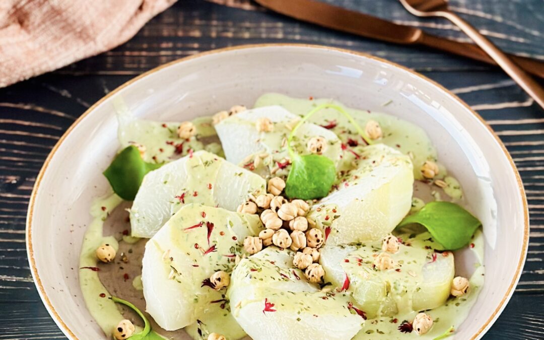 Ofenkohlrabi mit Tofu Basilikum Dip und Kichererbsen