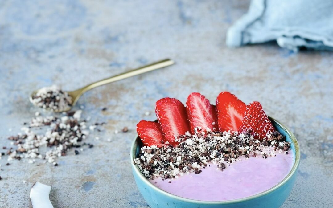 Erdbeeren Kokos Kaltschale mit Kokos Kakao Knusper