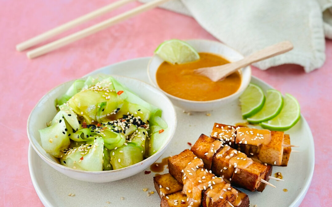 Tofu Satay mit asiatischem Gurkensalat