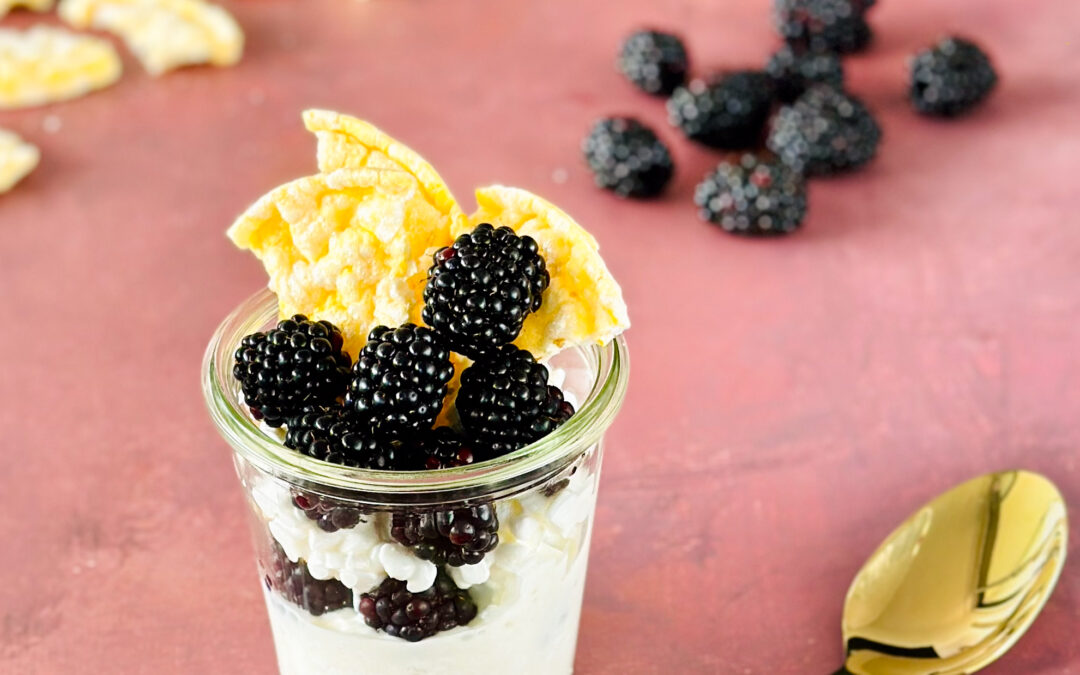 Hüttenkäse Brombeeren Maiswaffel Trifle