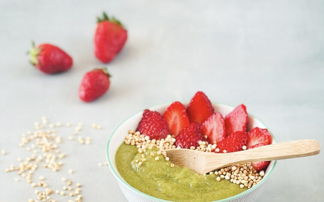 Green Low Carb Mandel Griess mit Erdbeeren